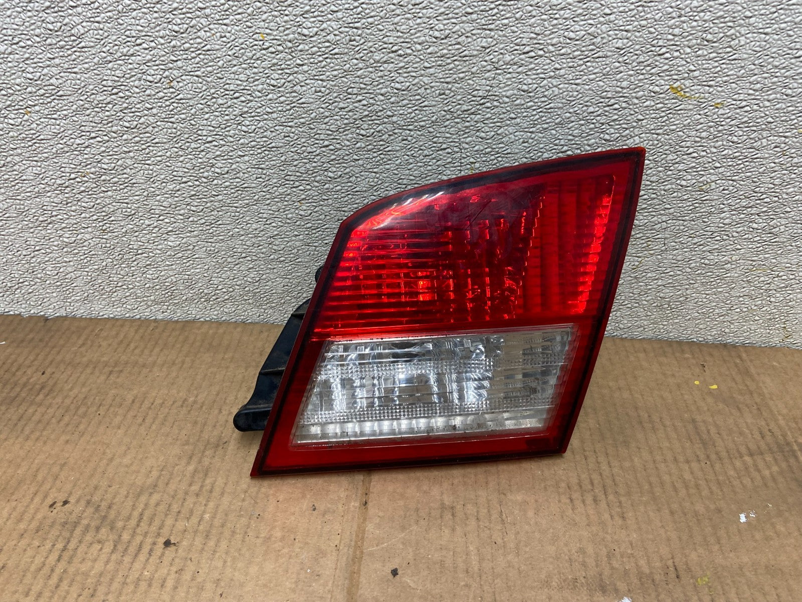 2002-2004 Infiniti i35 Inner Light Right Passenger RH Tail Light OEM AA5340 DW0