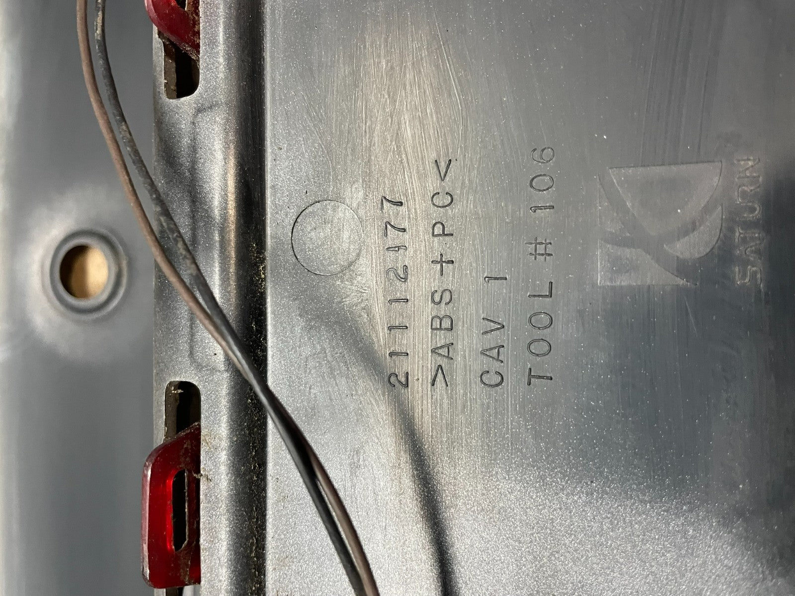 2000-2002 Saturn SL2 Sedan Center Tail Light Lid Trunk Rear Panel  Z5701 DG9