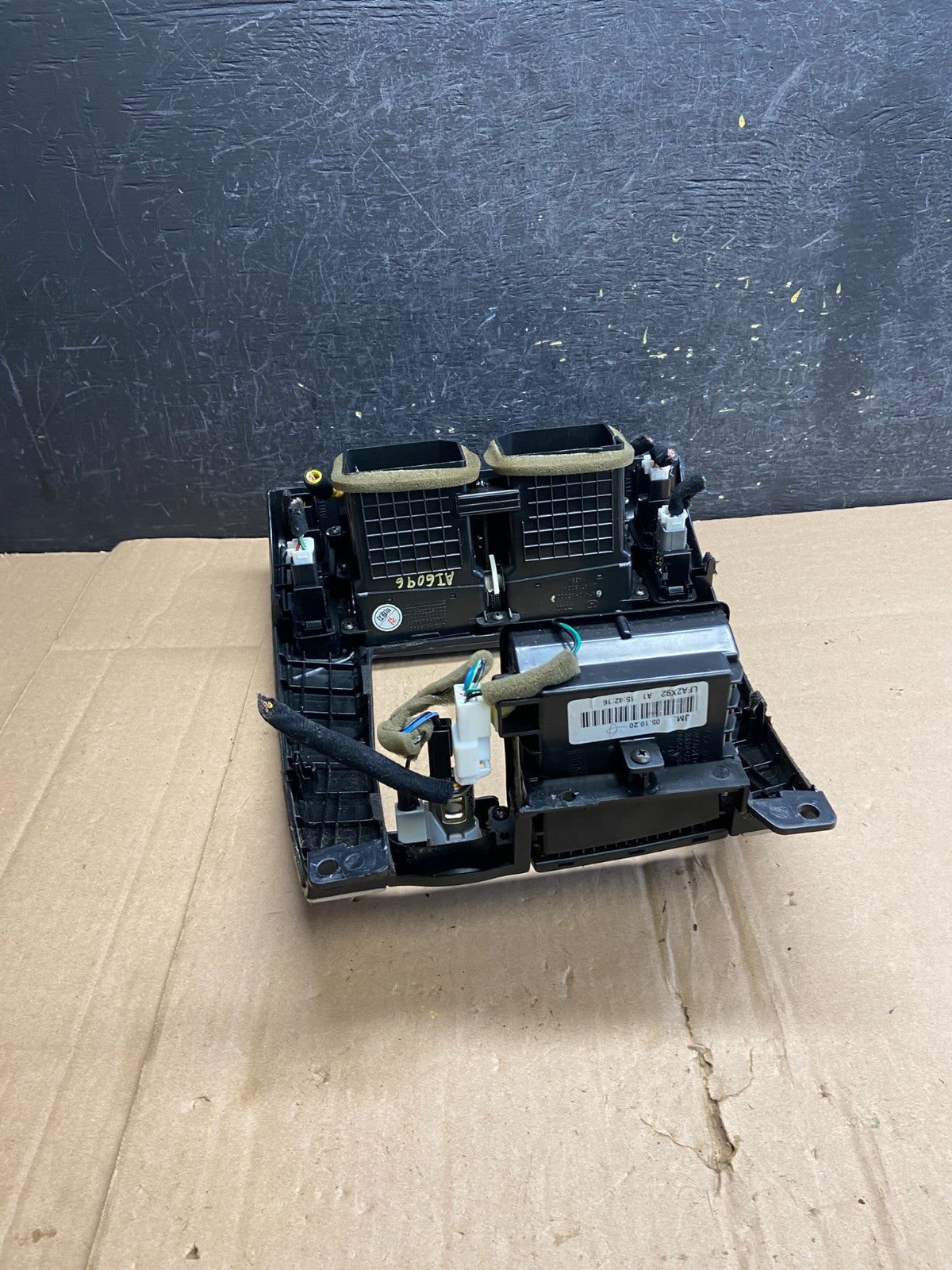 2005 - 2009 Hyundai Tucson Center Radio Climate Control Air Vent Bezel ai6096 DG3