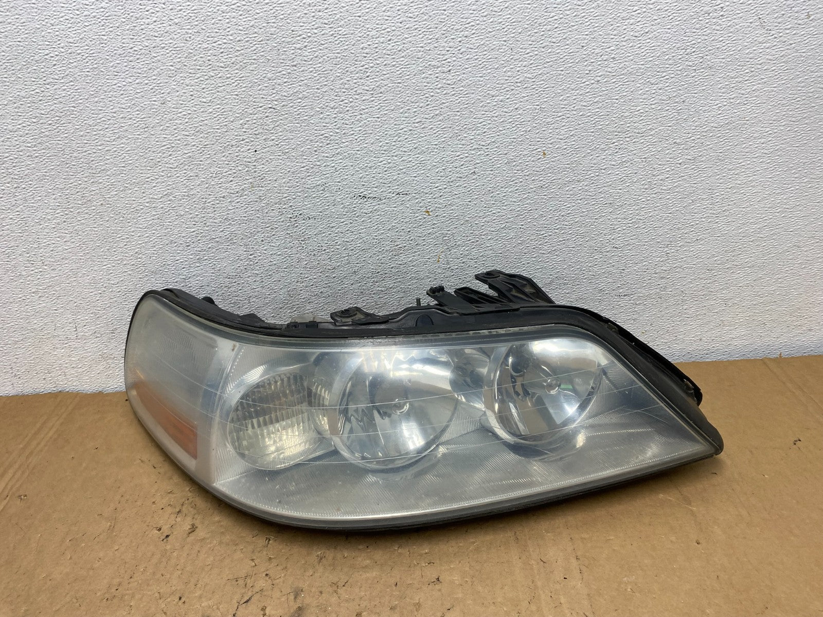 2005 to 2011 Lincoln Town Car Right Passenger Rh Side Headlight AD3236 DW0