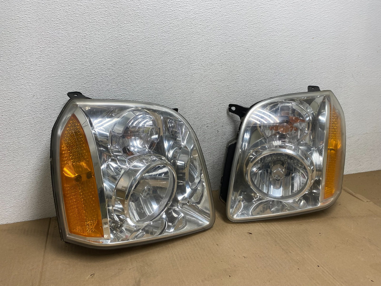 2007 - 2014 GMC Yukon Halogen Headlights Left+Right Side Set AE9086 DW2