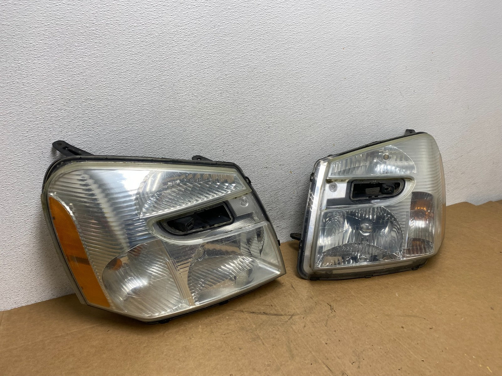 2005 to 2009 Chevrolet Equinox Left+Right Set Halogen Headlights AD6126 DW2