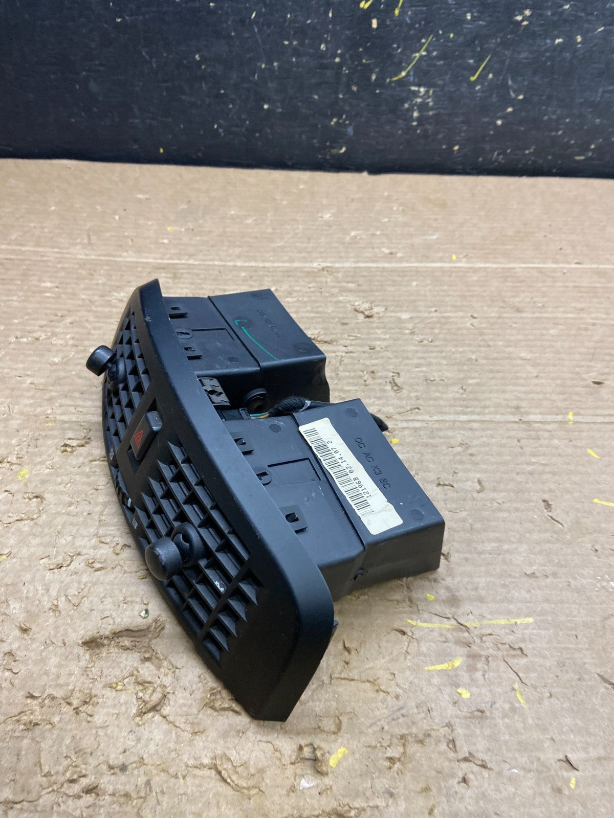 2004 to 2009 Cadillac SRX Front Center Dash A/C Air Vent W3027 DG2
