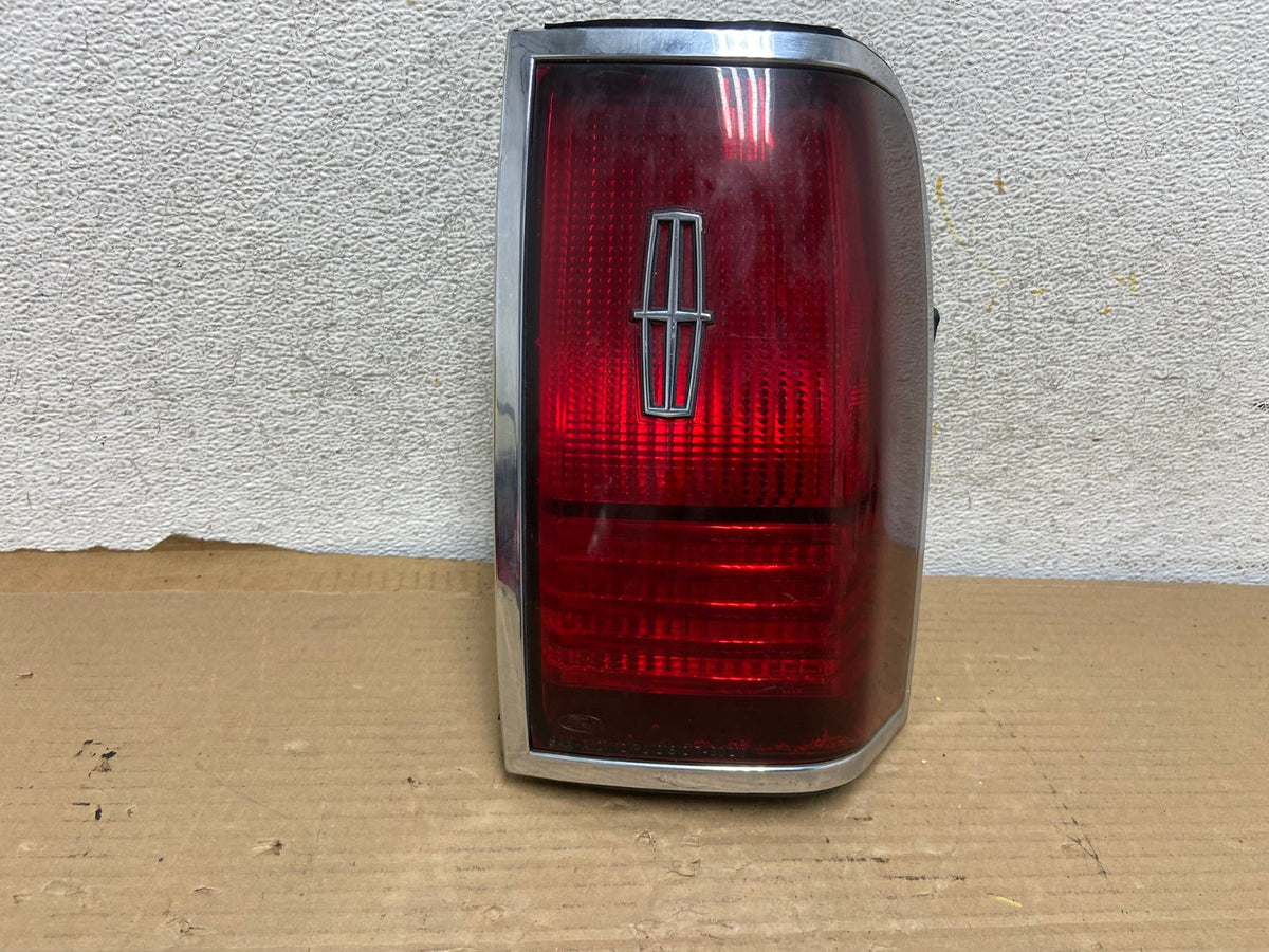 1990 to 1994 Lincoln Town Car Right Passenger RH Side Tail Light AH0602 LK0