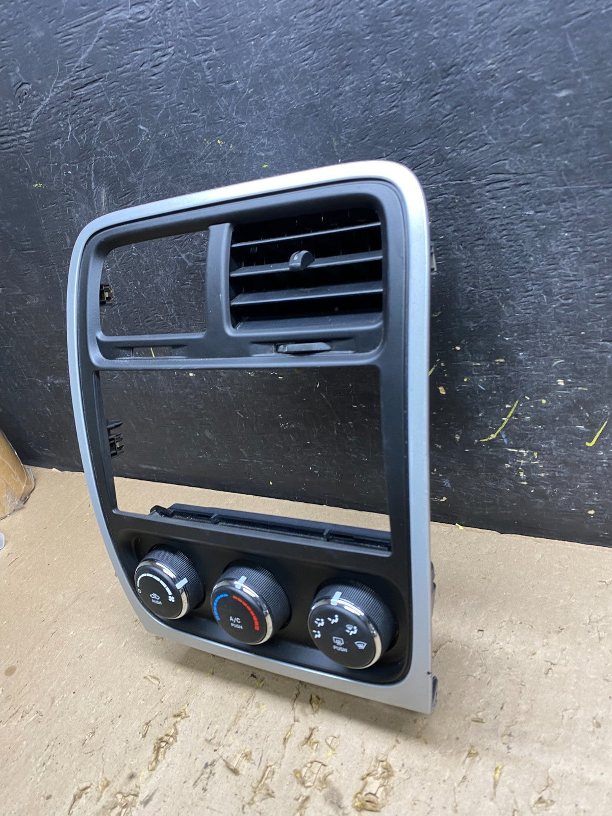 2010 to 2012 Dodge Caliber Dash Radio Center Bezel Climate Dash U5786 DG2