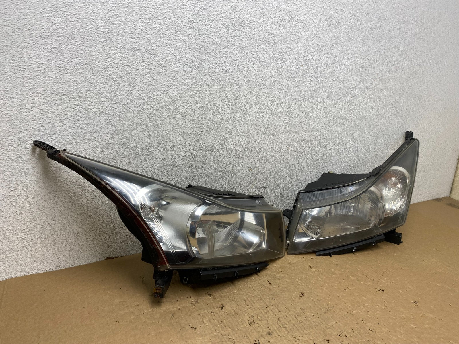 2011 to 2015 Chevrolet Cruze Halogen Left+Right Set Headlights AF8190 DW2