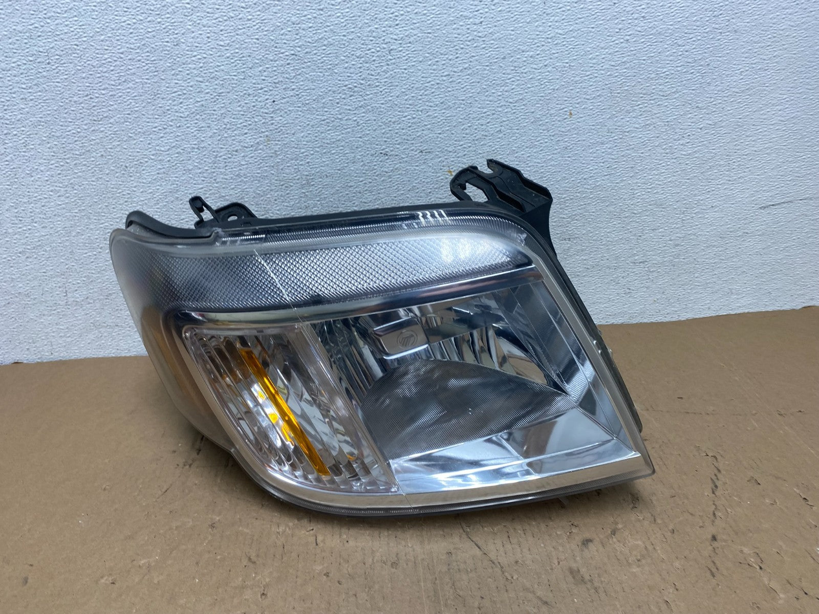 2008 to 2011 Mercury Mariner Right Passenger RH Side Halogen Headlight AD8086 DW0