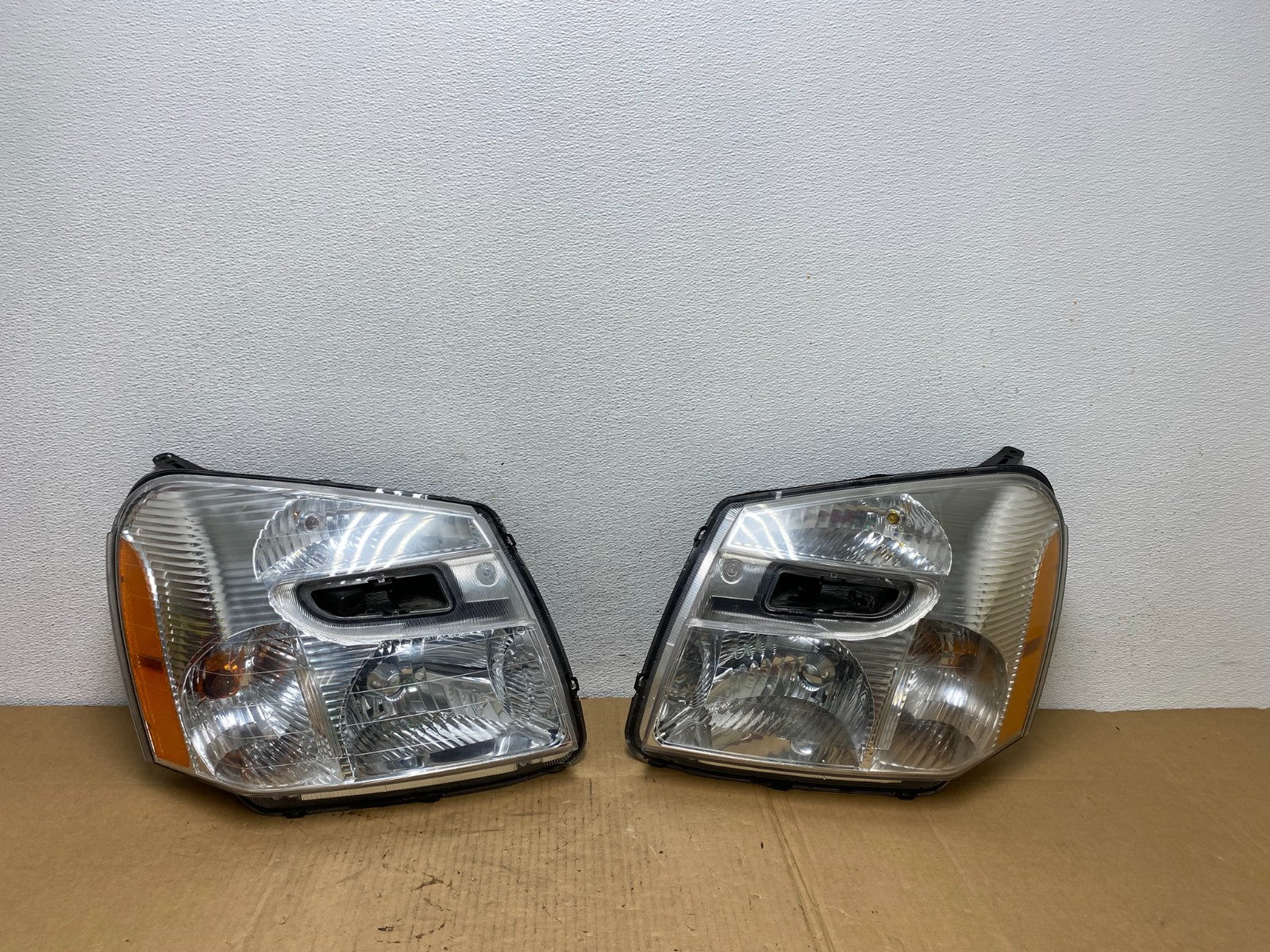 2005 to 2009 Chevrolet Equinox Left+Right Set Halogen Headlights AC7617 DW0