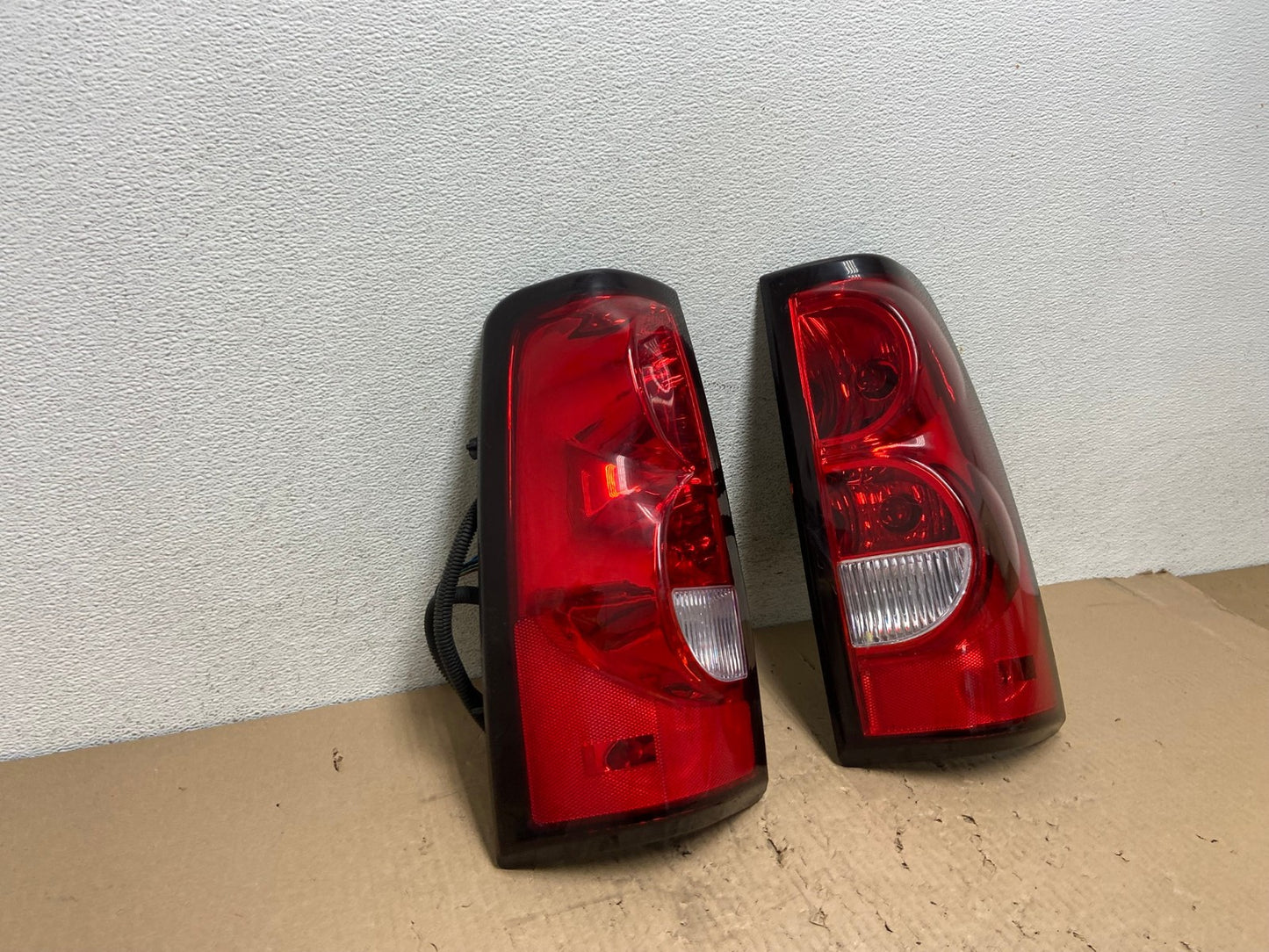 2003-2006 Chevrolet Silverado Left + Right Side Tail lights AE8846 LK2