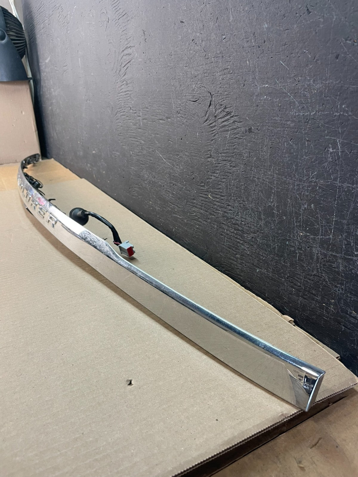 2011 to 2014 Ford Explorer Rear Tailgate Gate Trim Molding With Camera ae3439 DG1