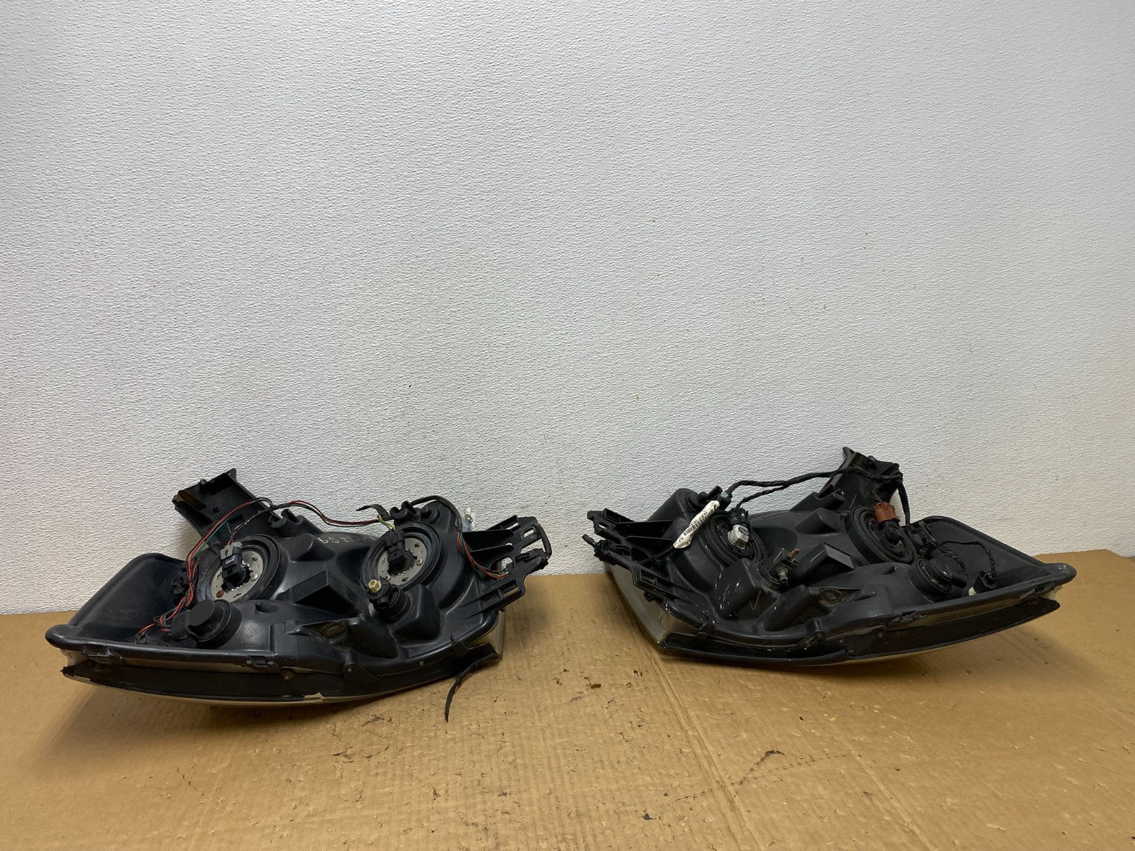 2004 to 2007 Nissan Armada Left+Right Side Set Headlights AC8289 DW6