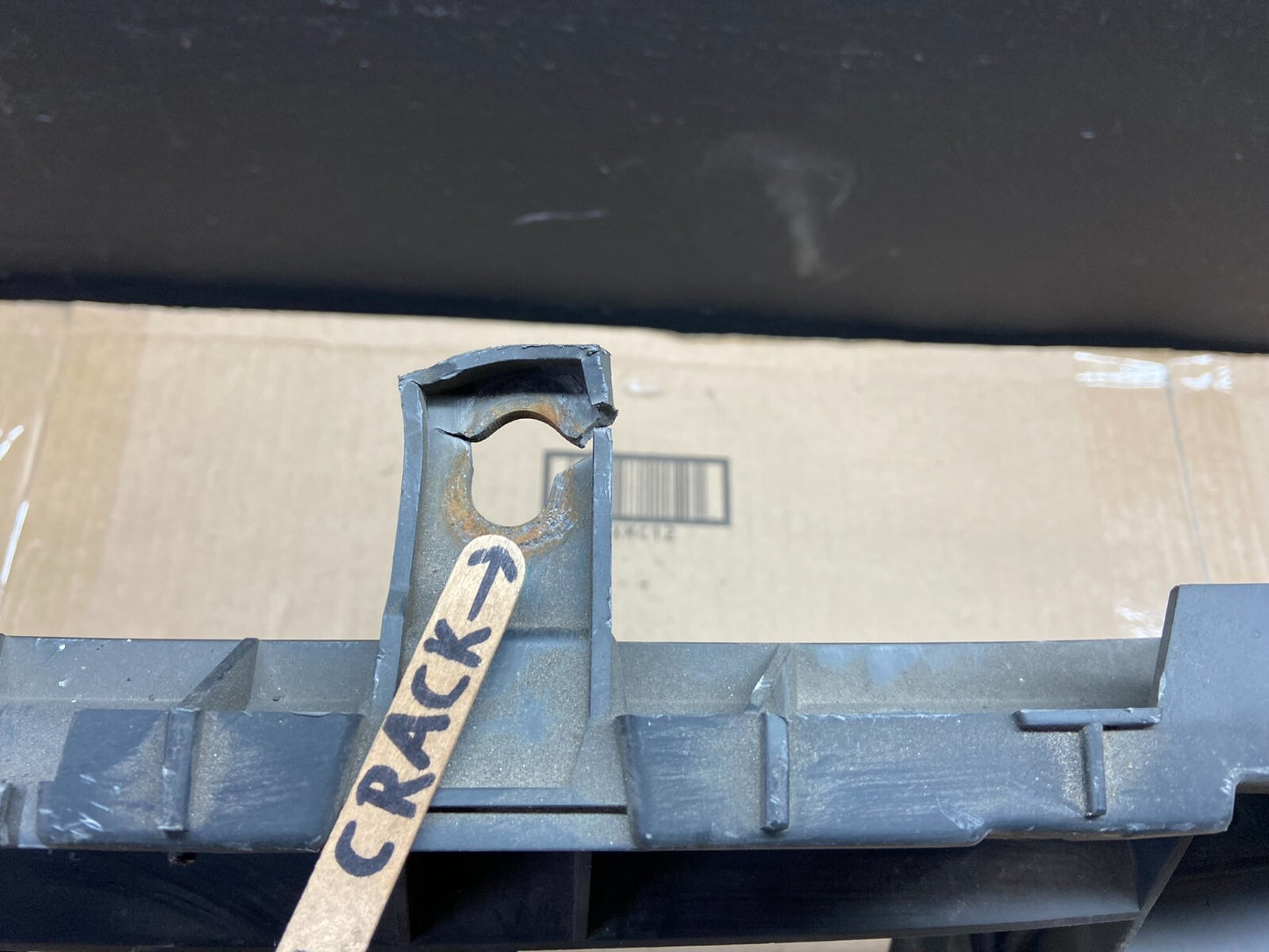 2009 2010 2011 Audi A6 Front Bumper Grille Bracket Retainer C9515 DG13