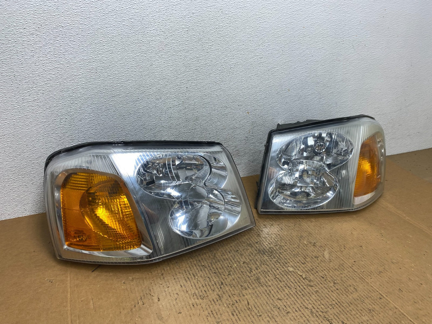 2002 to 2009 Gmc Envoy Left+Right Set Headlights Halogen AE1481 DW2