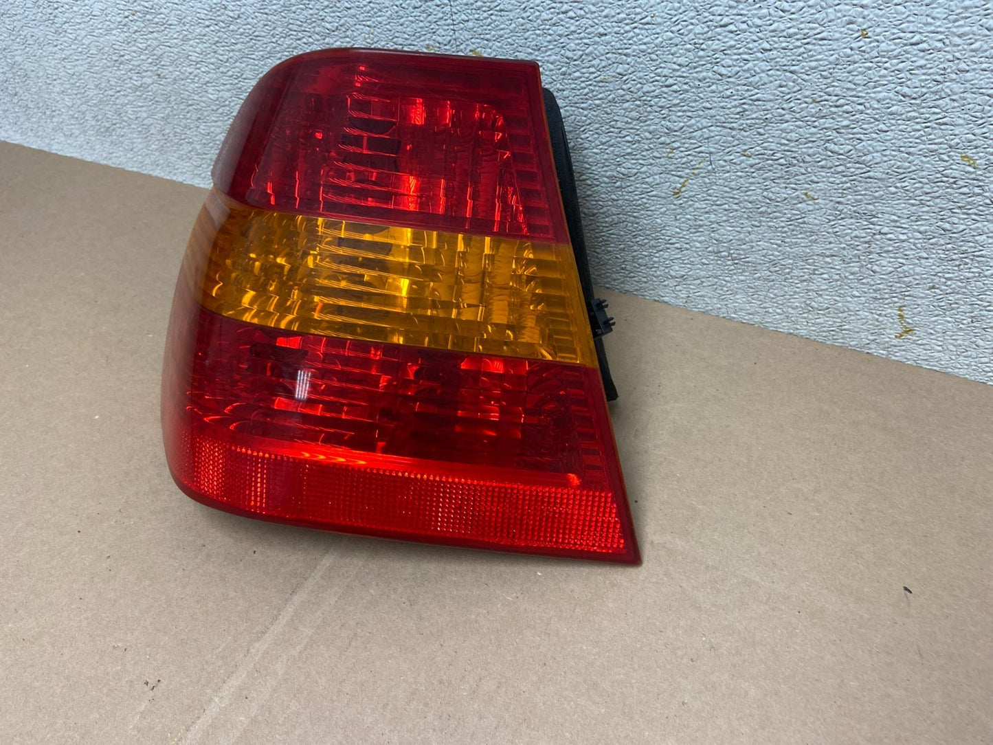 2002 -  2005 BMW 3 E46 Series Left Driver Side Lh Tail Light R4905 DW1