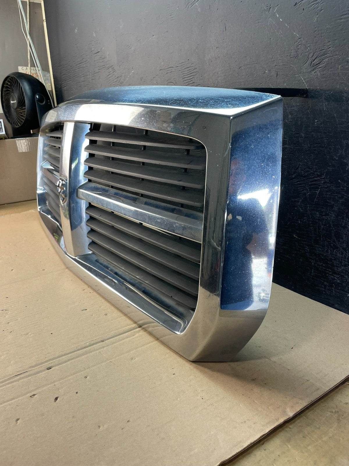 2004 to 2006 Dodge Durango Front Upper Chrome Grill Grille AD8411 DG1