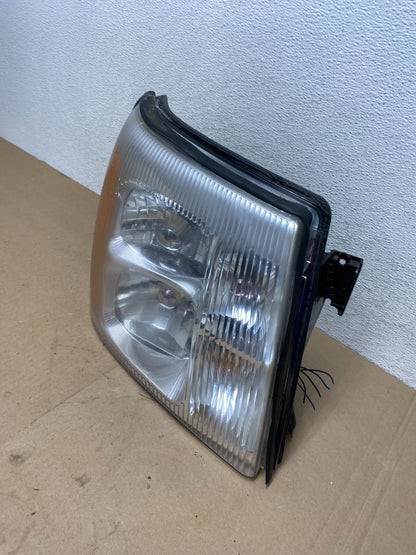 2002-2006 Cadillac Escalade Right Passenger Side Xenon HID Headlight AG45301