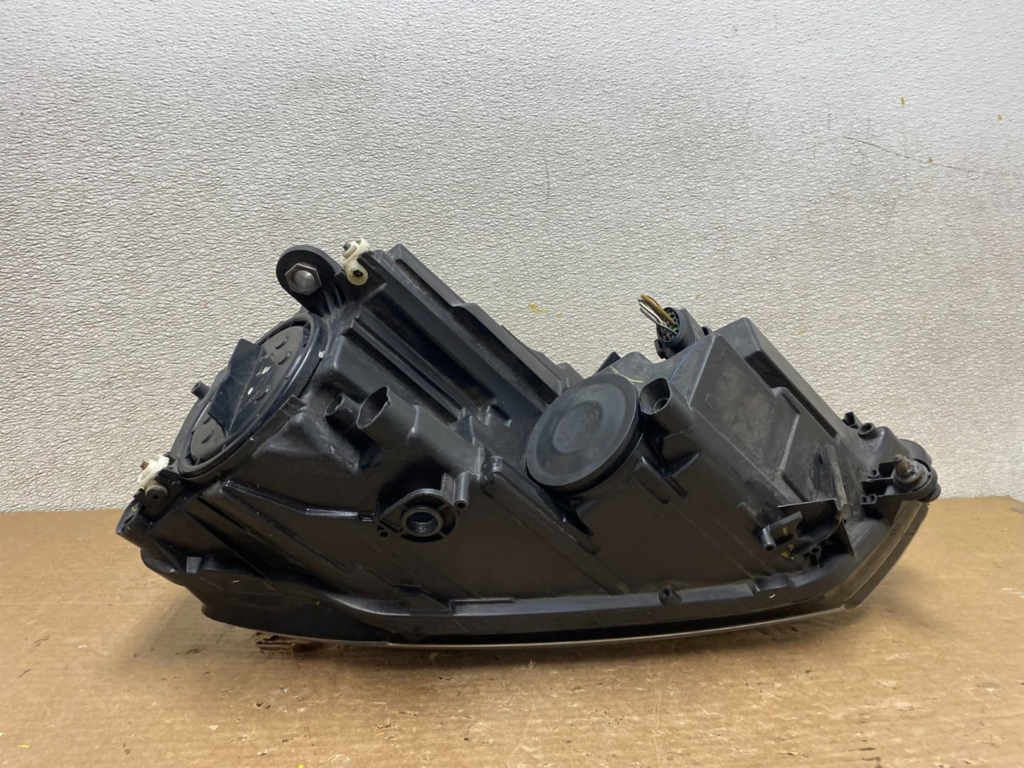 2011 to 2014 Volkswagen Jetta Right Passenger RH Headlight Halogen Z3034 PS7