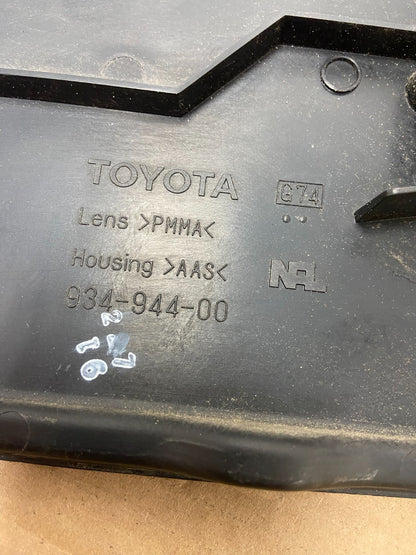 1996 1997 Toyota Corolla Center Trunk Rear Tail Light AD4161 DG8