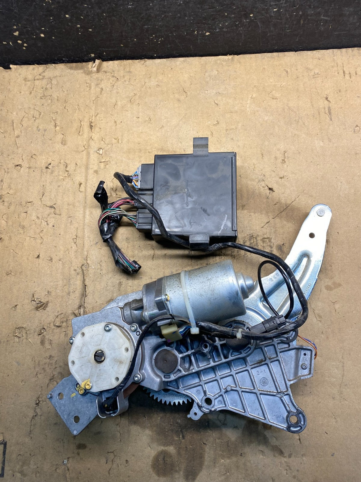 GMC Acadia Yukon Tahoe  Rear Trunk Liftgate Power Motor Actuator OEM X0360 DG5