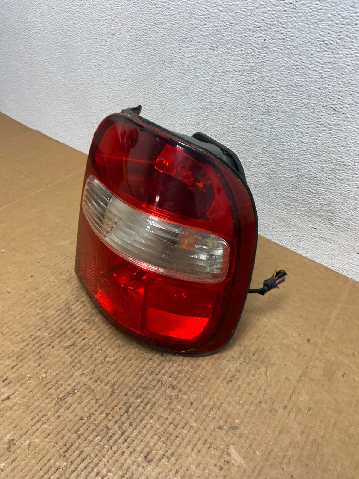 1998 to 2002 Kia Sportage Right Passenger RH Side Tail Light AE0252 LK1