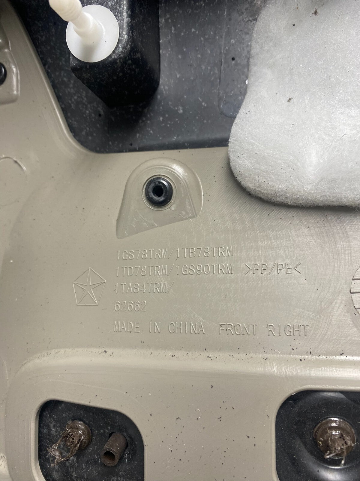 2011 to 2019 Jeep Grand Cherokee Front Right Passenger Side Panel Door M5560 DG9