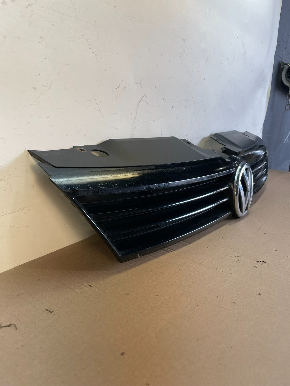 2011 to 2014 Volkswagen Jetta Sedan Front Upper Grille Grill ag7687 DG2