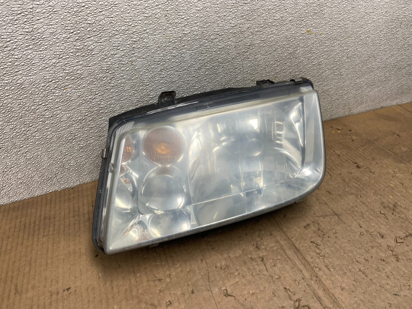 2002-2006 Volkswagen Jetta Left Driver LH Side Headlight AA6945 DW2