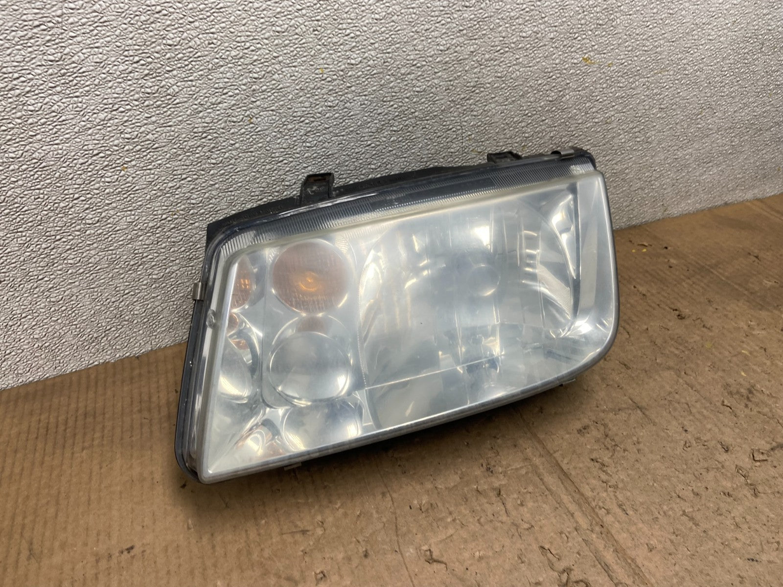 2002-2006 Volkswagen Jetta Left Driver LH Side Headlight AA6945 DW2