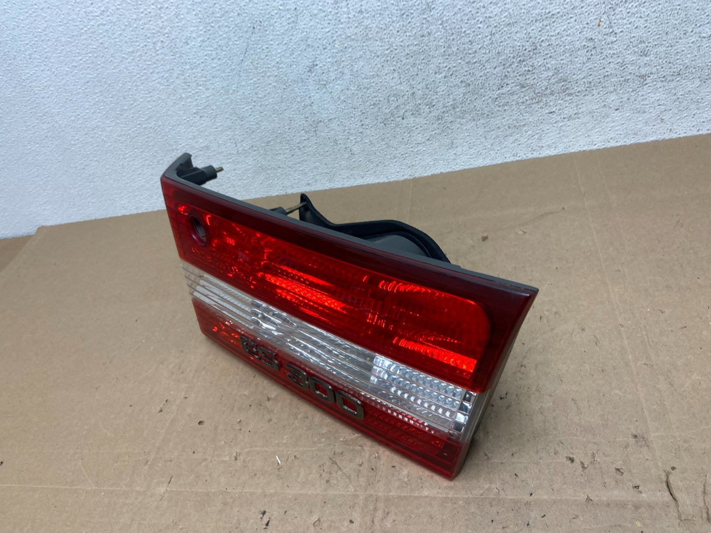 2000 2001 Lexus ES300 Inner Right Passenger RH Side Tail Light AE6033 DW1