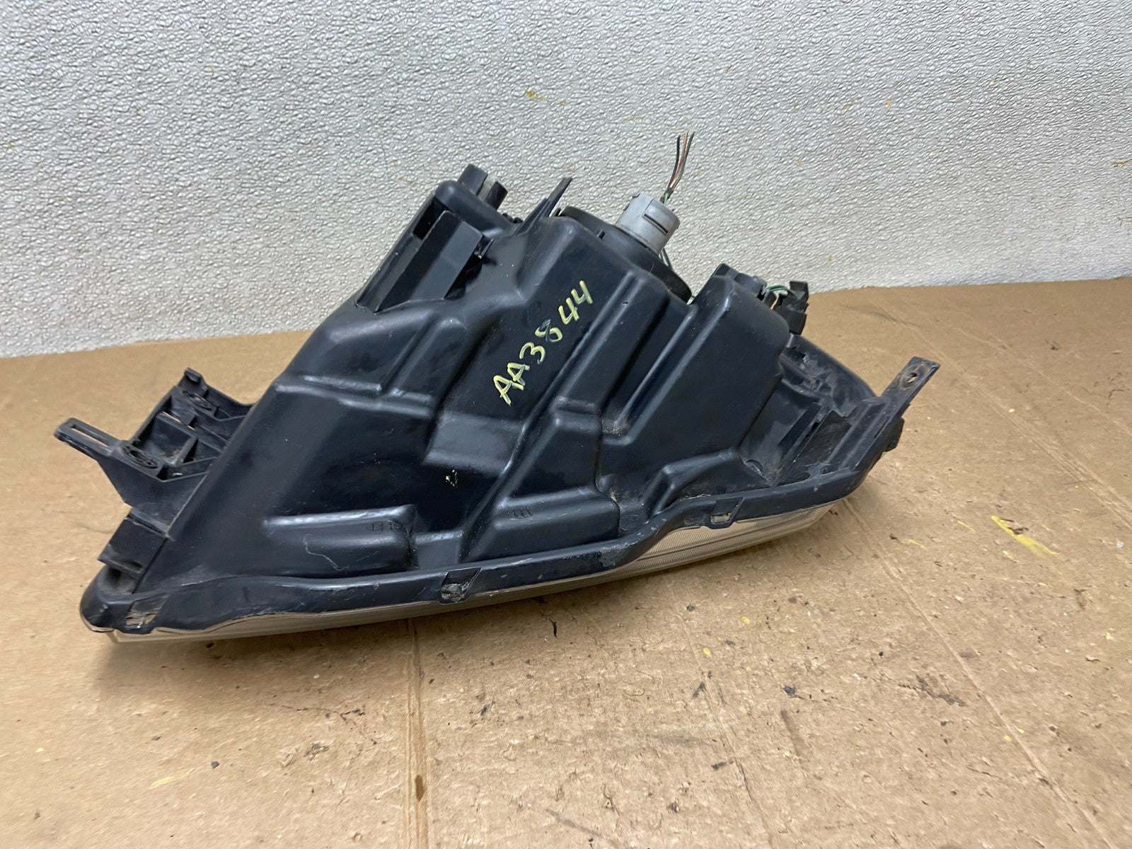 2004 - 2011 Mitsubishi Endeavor Headlight Right Passenger Rh Side Oem AA3844 DW7