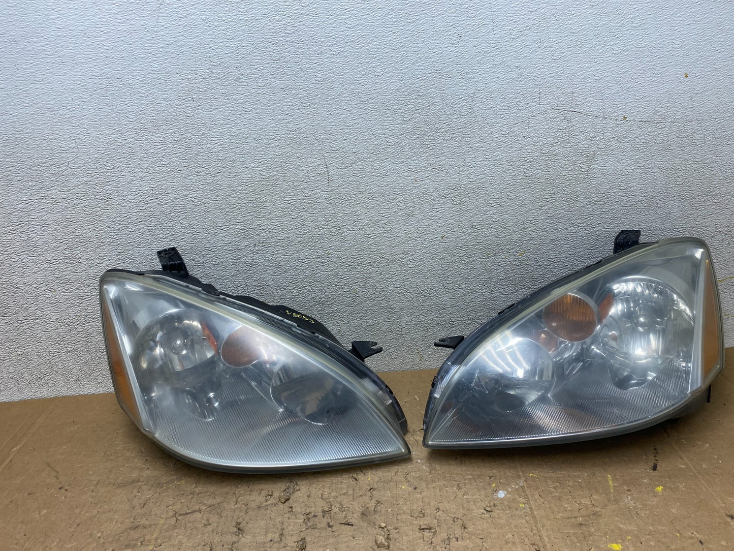 2002 to 2004 Nissan Altima Left+Right Side Set Halogen Headlights OEM V8053 DW0