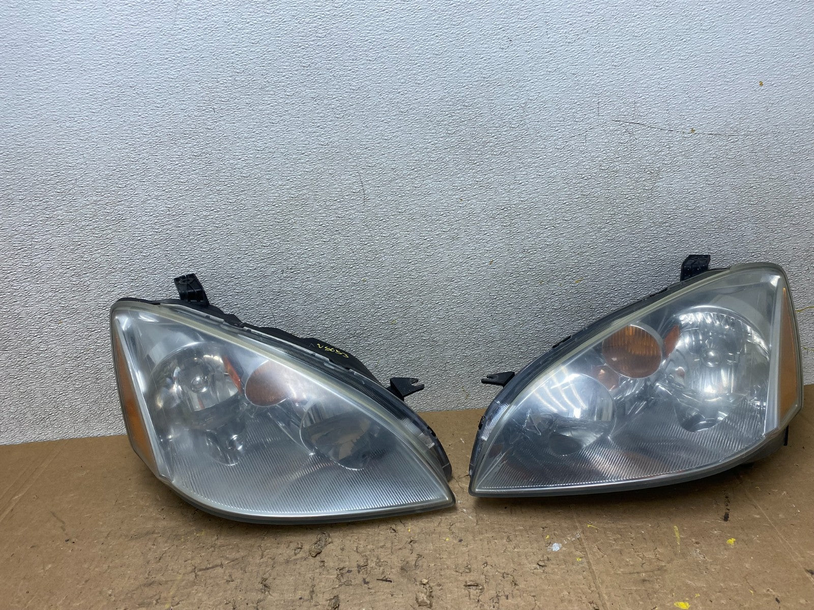 2002 to 2004 Nissan Altima Left+Right Side Set Halogen Headlights OEM V8053 DW0