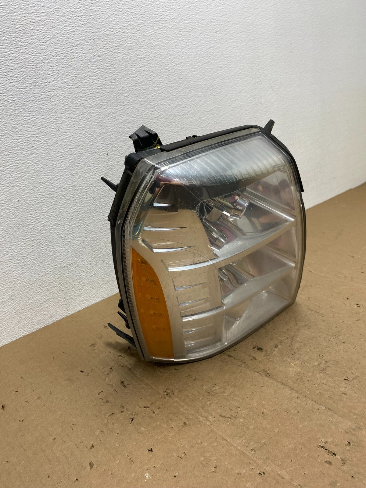 2007 - 2014 Cadillac Escalade Right Passenger Side Xenon HID Headlight AC7242 DW2