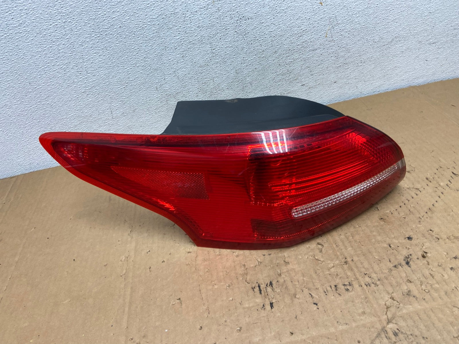 2015 - 2018 Ford Focus Sedan Left Driver LH Tail Light AD2441 LK0