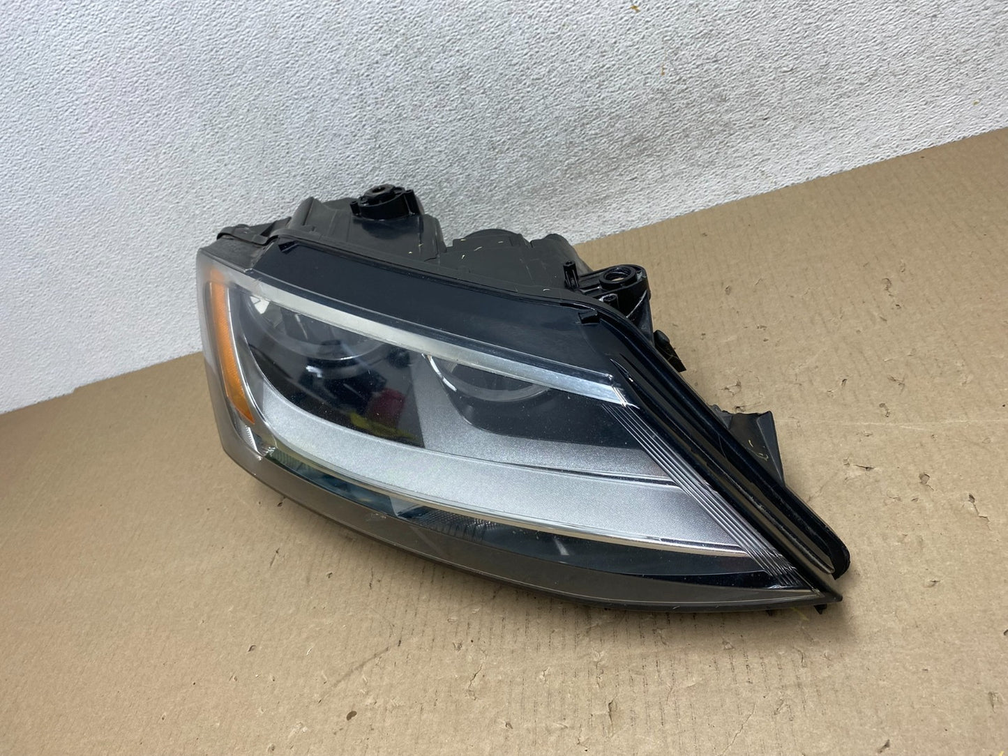 2011 to 2014 Volkswagen Jetta Right Passenger RH Headlight Halogen AG5924 DW1