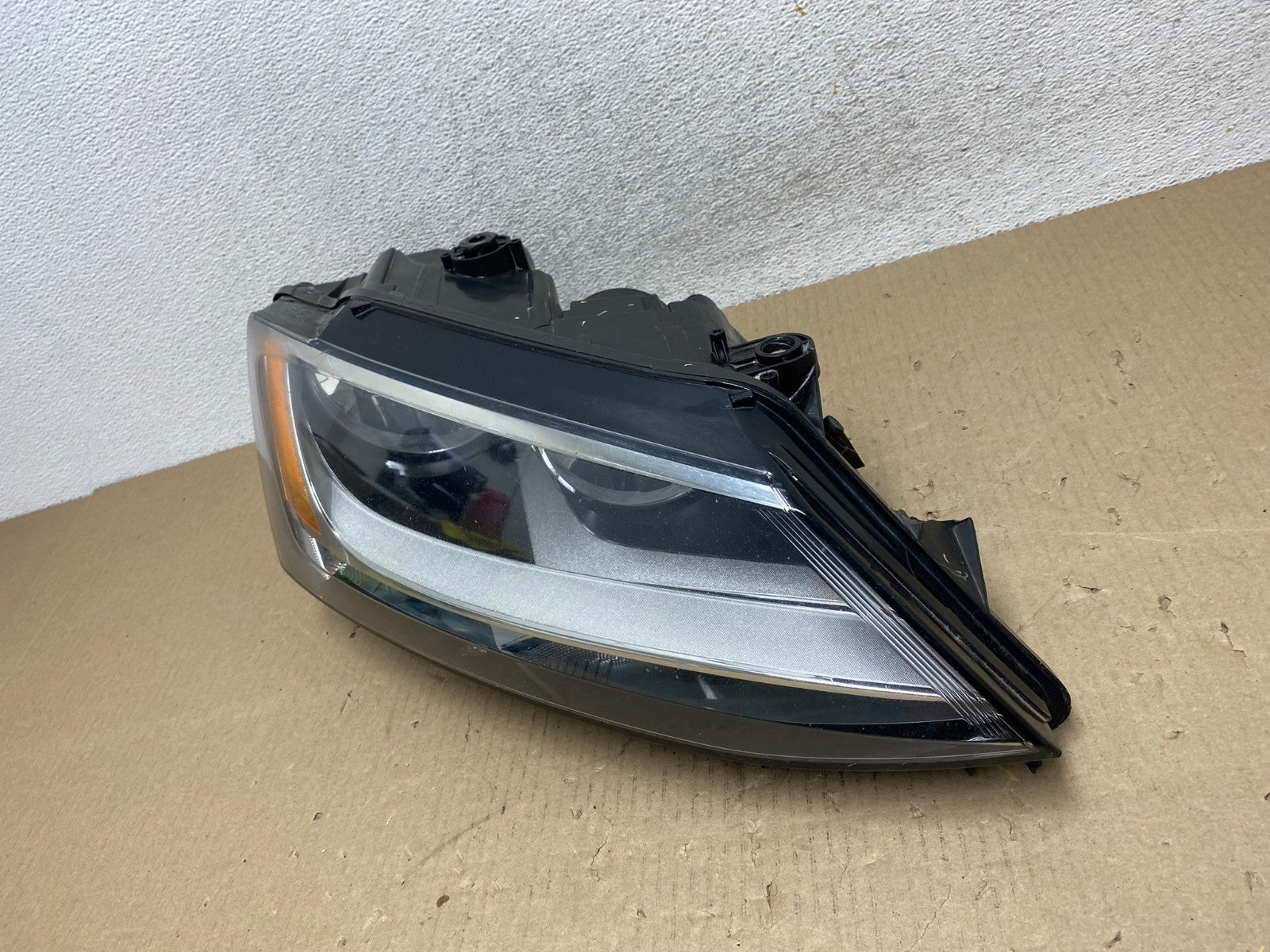 2011 to 2014 Volkswagen Jetta Right Passenger RH Headlight Halogen AG5924 DW1