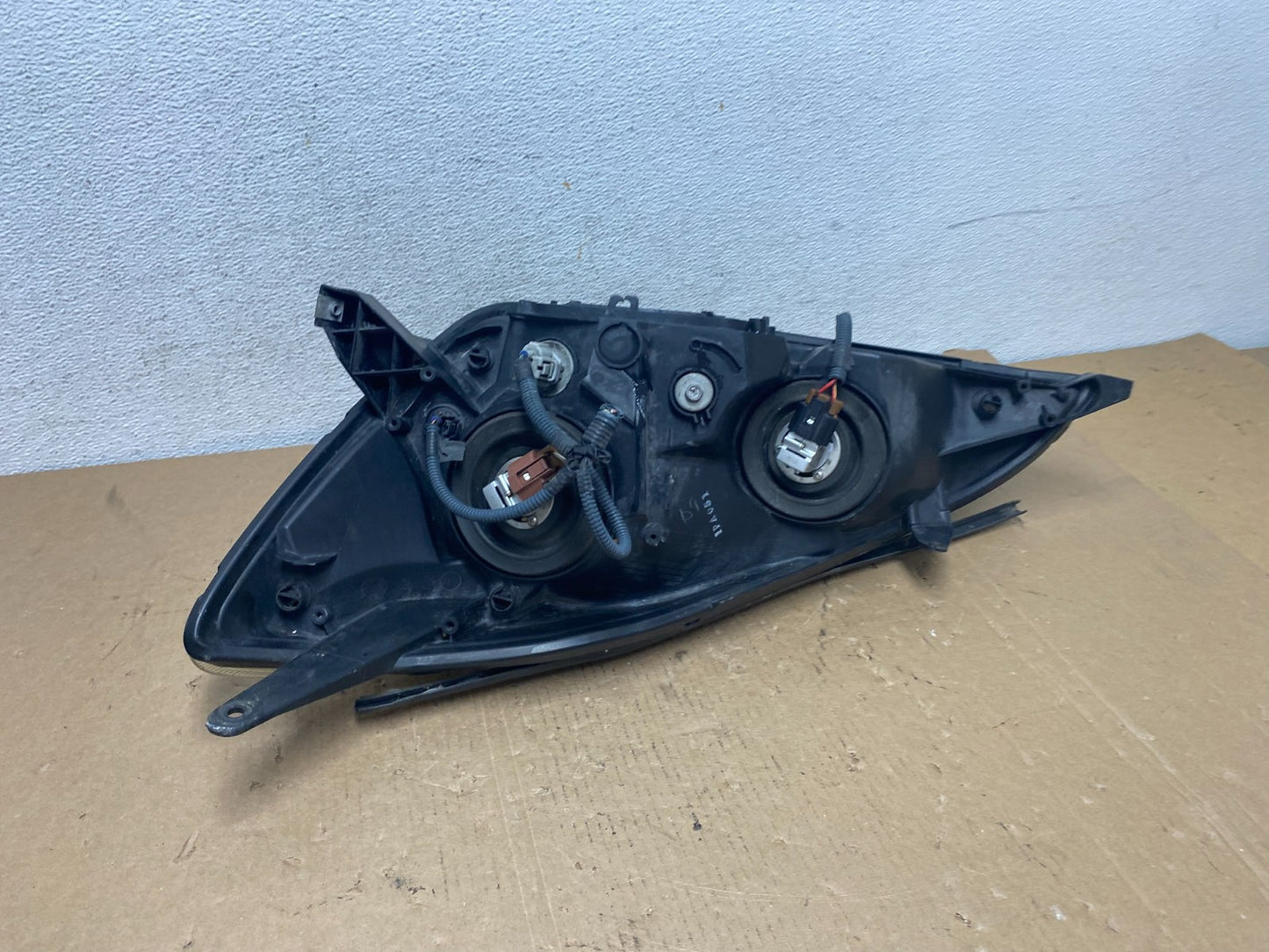 2004-2005 Toyota Sienna Right Passenger Halogen Headlight AD8011 DW5