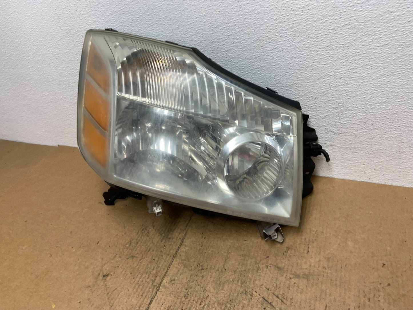 2004 to 2007 Nissan Armada Right Passenger RH Side Headlight Oem AC3715 DW1