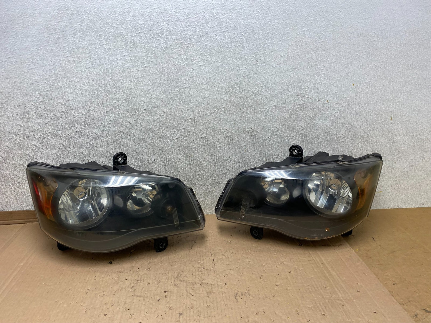 2008 to 2016 Chrysler Town and Country Left+Right Side Headlights U8784 DW0