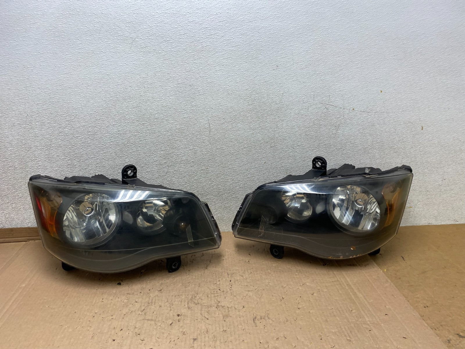2008 to 2016 Chrysler Town and Country Left+Right Side Headlights U8784 DW0