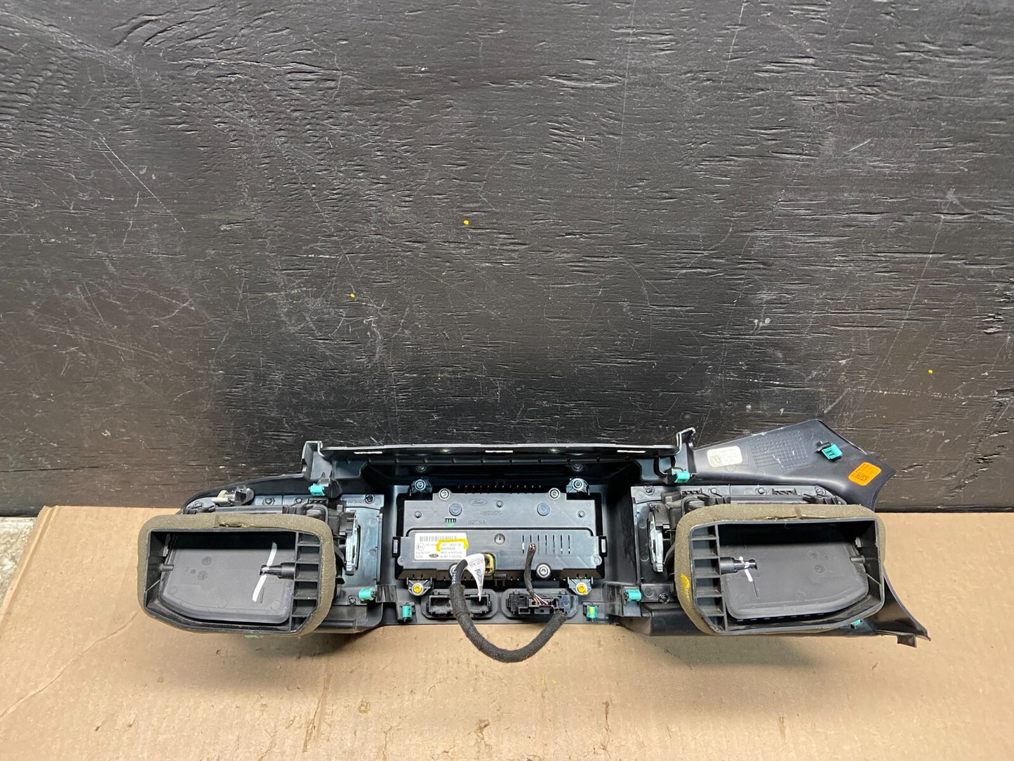 2020 to 2023 Ford Explorer Console Radio Display Screen Air Vents F5210 DG16