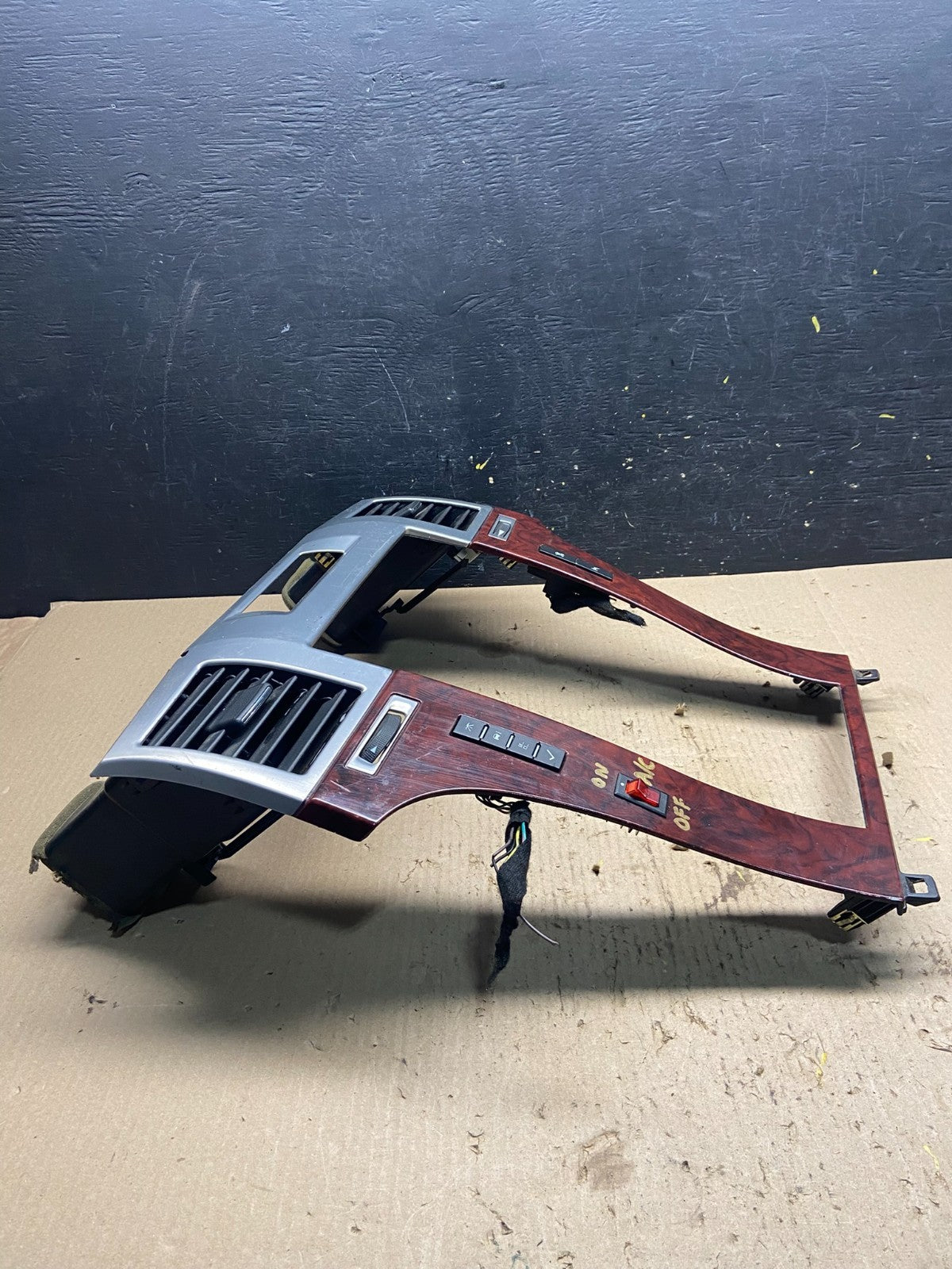 OEM 2007-2014 Cadillac Escalade Center Dash Trim Radio Bezel Vent Wood Q7168 DG2