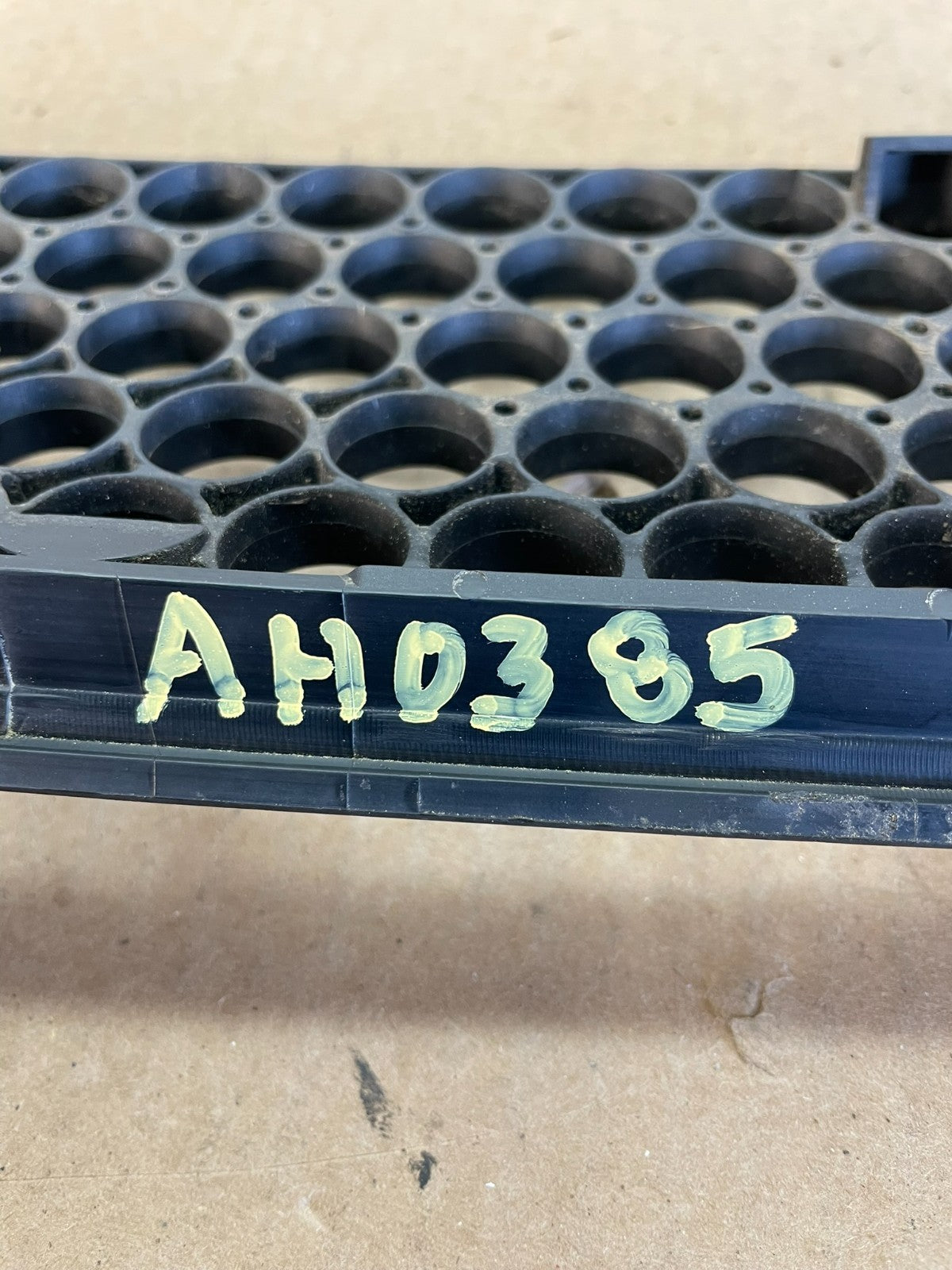 1996 1997 Toyota RAV4 Front Upper Grill Grille AH0385 DG5