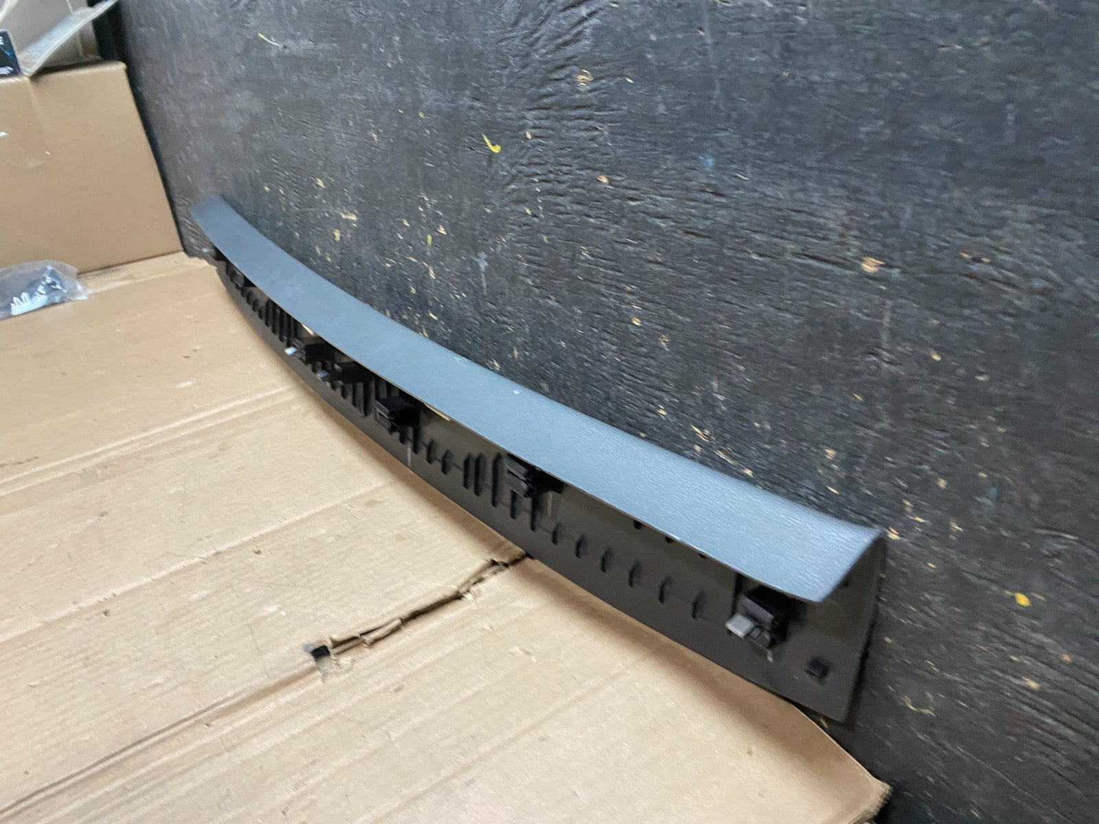 2018-2022 Volkswagen Atlas OEM Upper Liftgate Trim Cover W4712 DG4
