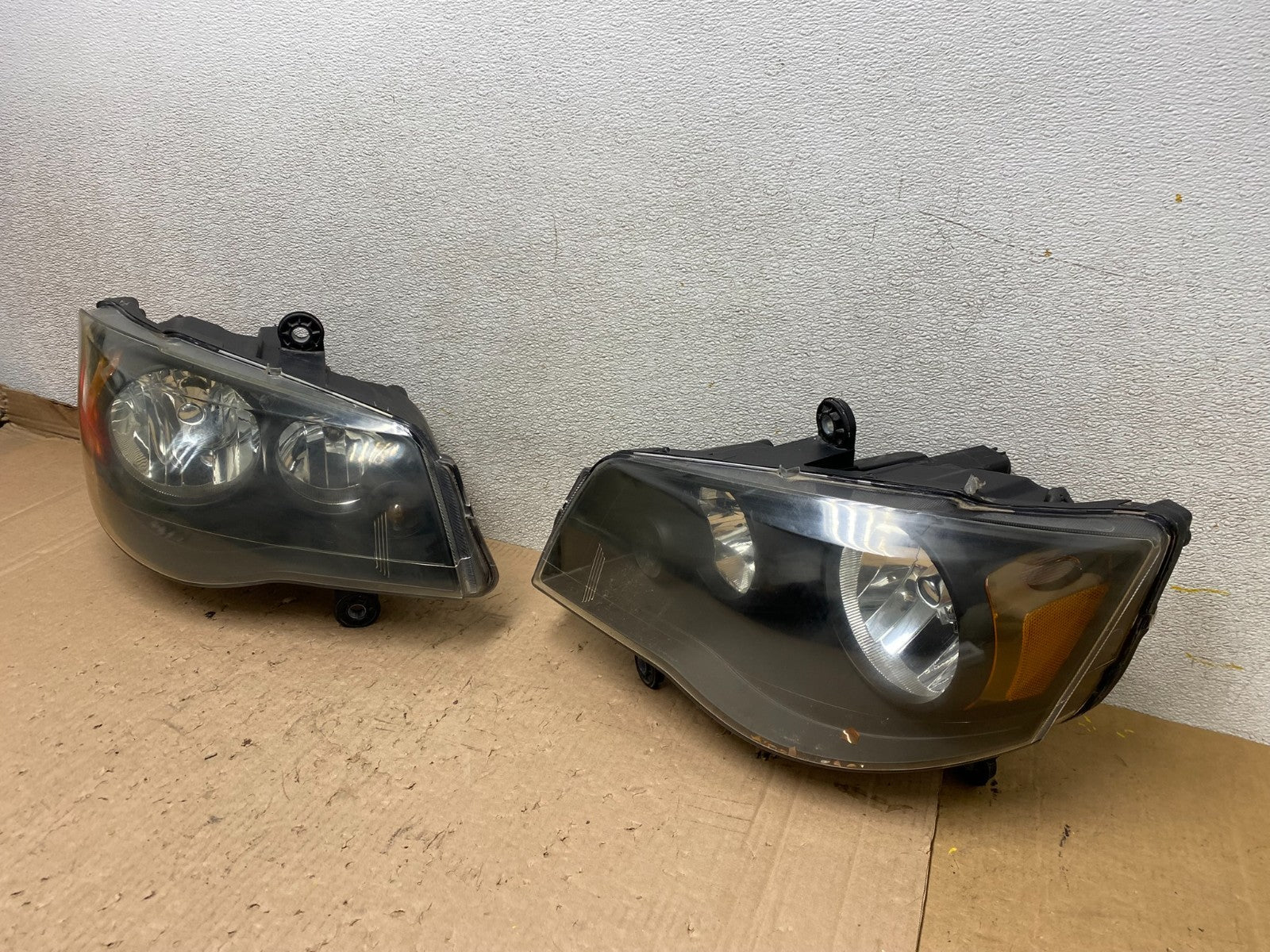 2008 to 2016 Chrysler Town and Country Left+Right Side Headlights U8784 DW1