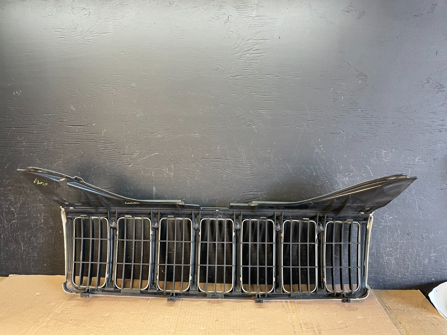 2005 2006 2007 Jeep Grand Cherokee Front Upper Grill Grille AD8494 DG5