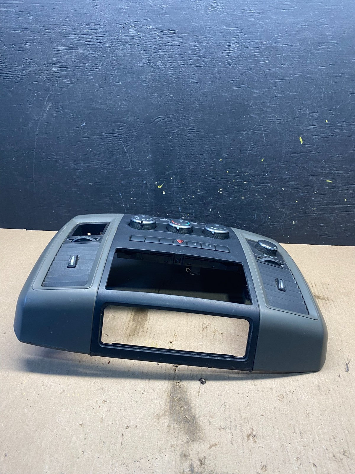 2009 to 2012 Dodge Ram 1500 Center Dash Radio Screen Climate Panel Q7338 DG4