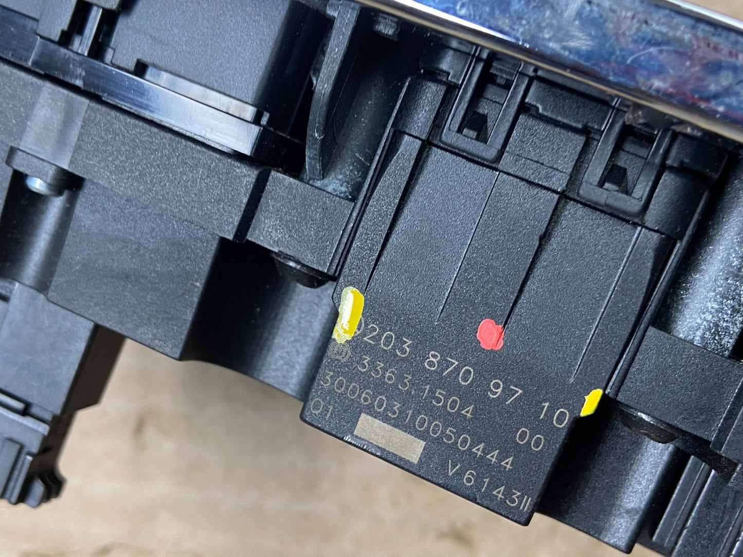 2005 - 2007 Mercedes C230 C240 Center Console Switch Control Unit X5765  DG5