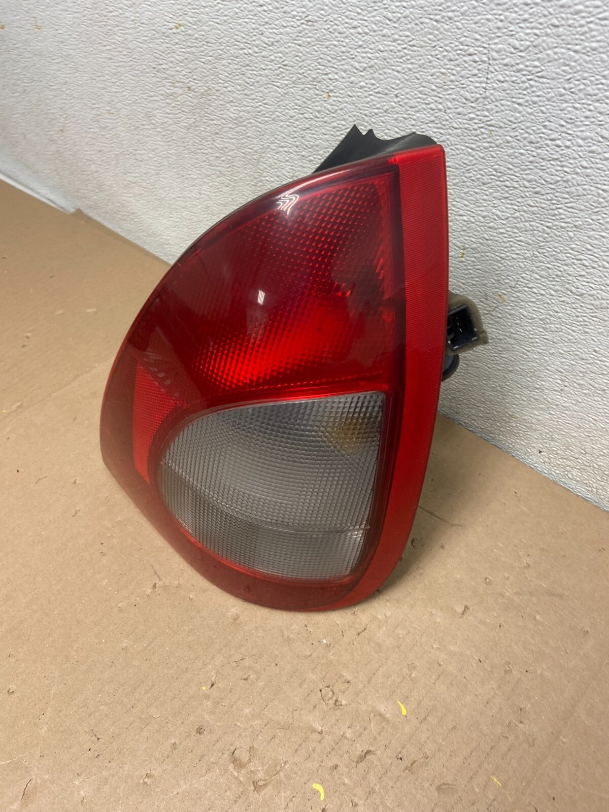 2000 to 2002 Daewoo Nubira Station Wagon Right Side Tail Light OEM E3201