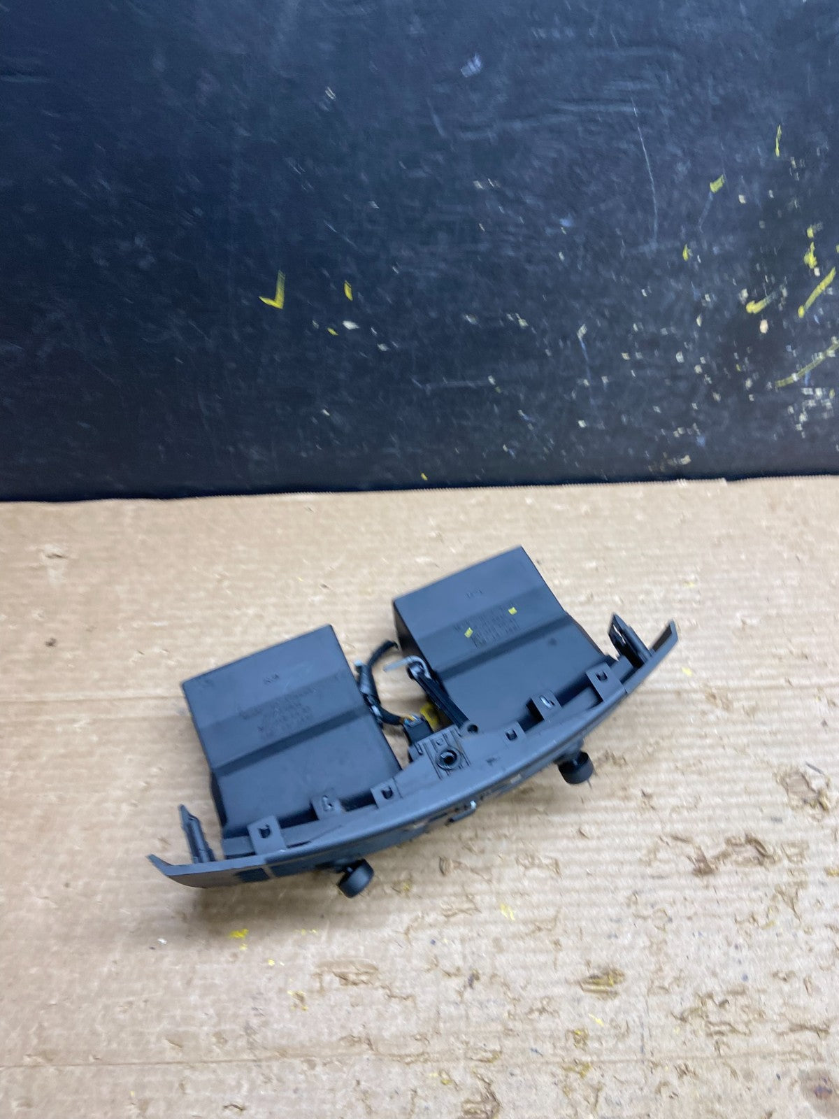 2004 to 2009 Cadillac SRX Front Center Dash A/C Air Vent W3429 DG4